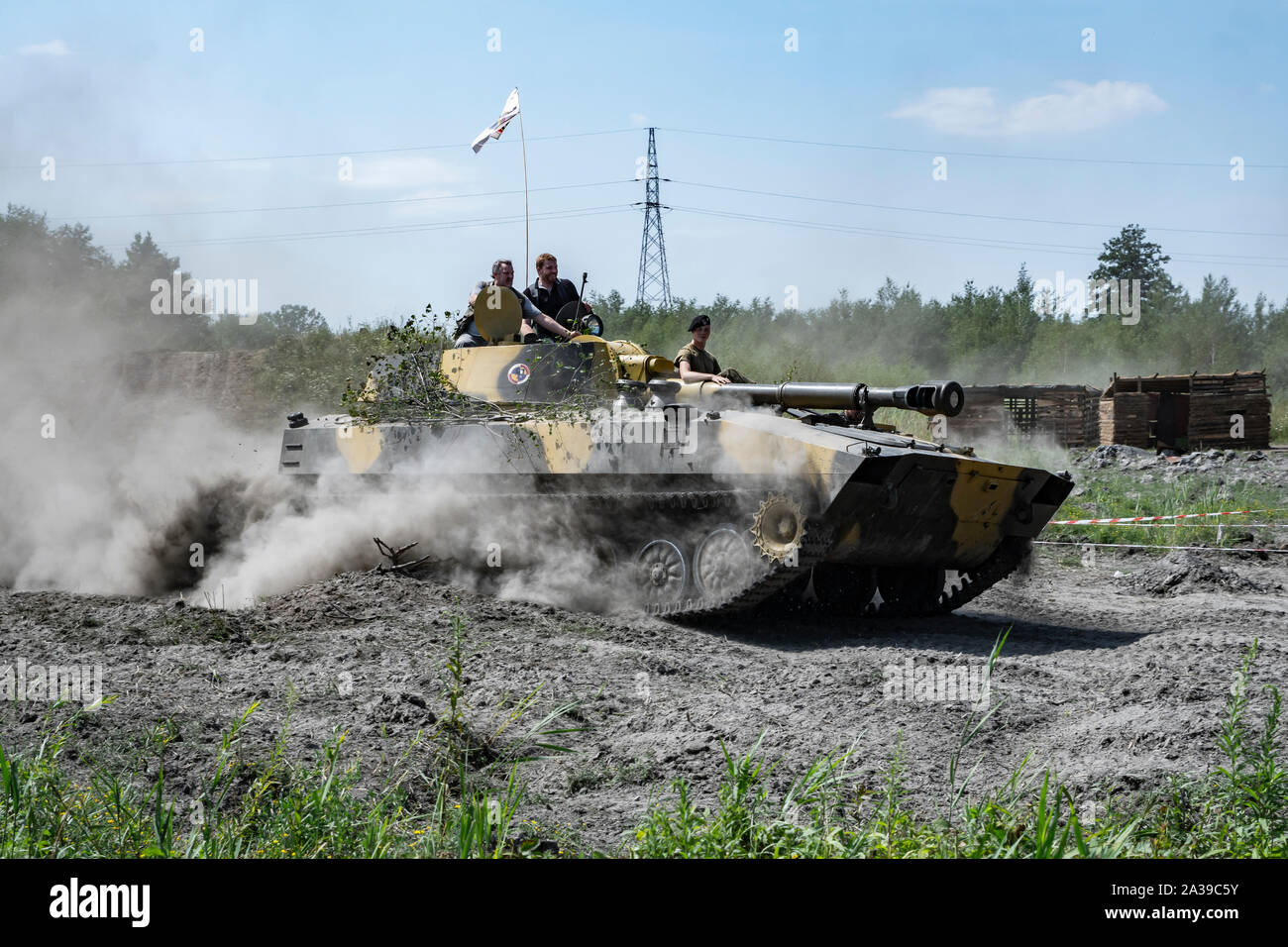 Schnelle Fahrt mit der selbstfahrenden Haubitze 2S1 Gvozdika. Militärfahrzeuge Rallye in Trzebinia, Polen. Stockfoto