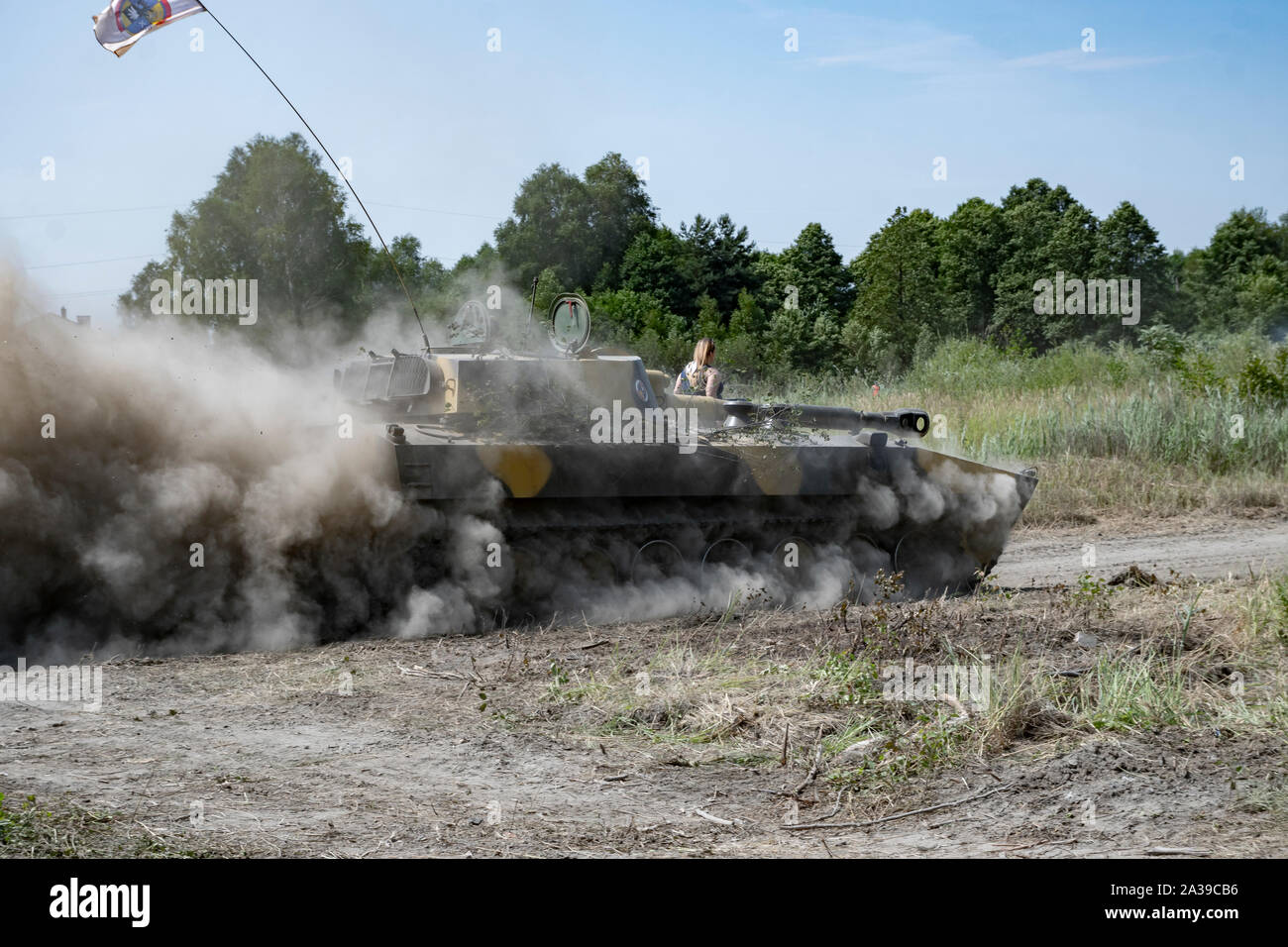 Schnelle Fahrt mit der selbstfahrenden Haubitze 2S1 Gvozdika. Militärfahrzeuge Rallye in Trzebinia, Polen. Stockfoto