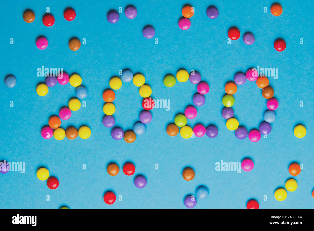 Das Jahr 2020 mit Schokolade fällt auf blauem Hintergrund gelegt Stockfoto