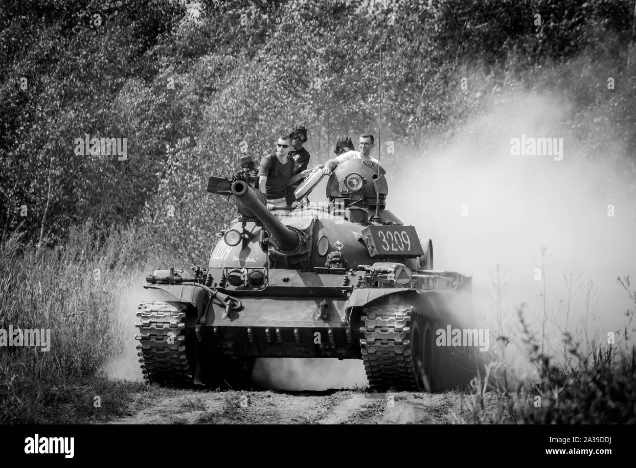 Schnelle Fahrt der Sowjetischen T-55 Tank mit Zuschauern während militärischer Fahrzeuge Rallye der "Operation Sturm" in Trzebinia, Polen Stockfoto