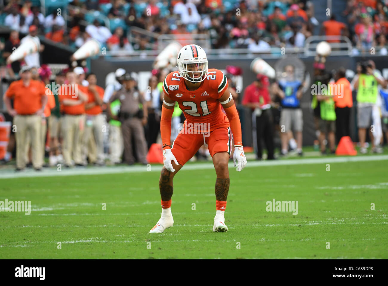 Miami Gardens, Florida, USA. 5. Okt, 2019. Bubba Bolden # 21 von Miami in Aktion während der NCAA Football Spiel zwischen dem Miami Hurrikane und die Virginia Tech Hokies in Miami Gardens, Florida. Die Hokies besiegt die Hurrikane 42-35. Credit: Csm/Alamy leben Nachrichten Stockfoto