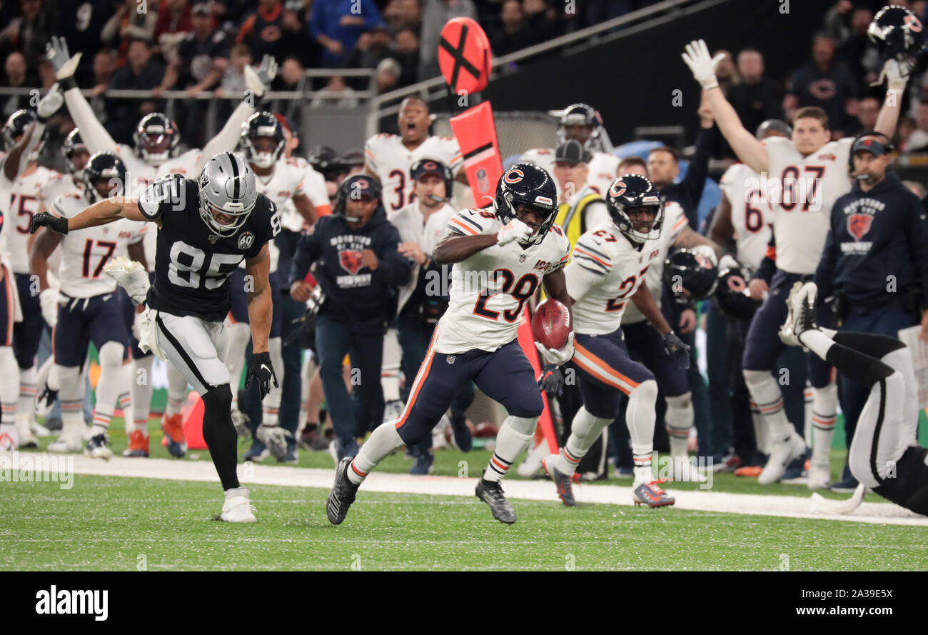 London, Großbritannien. 06 Okt, 2019. Chicago Bears zurück laufen Tarik Cohen gibt den Ball gegen die Oakland Raiders in der NFL London Serie in London am Sonntag, Oktober 06, 2019. Oakland Raiders beat Chicago Bears 24-21. Foto von Hugo Philpott/UPI Quelle: UPI/Alamy leben Nachrichten Stockfoto