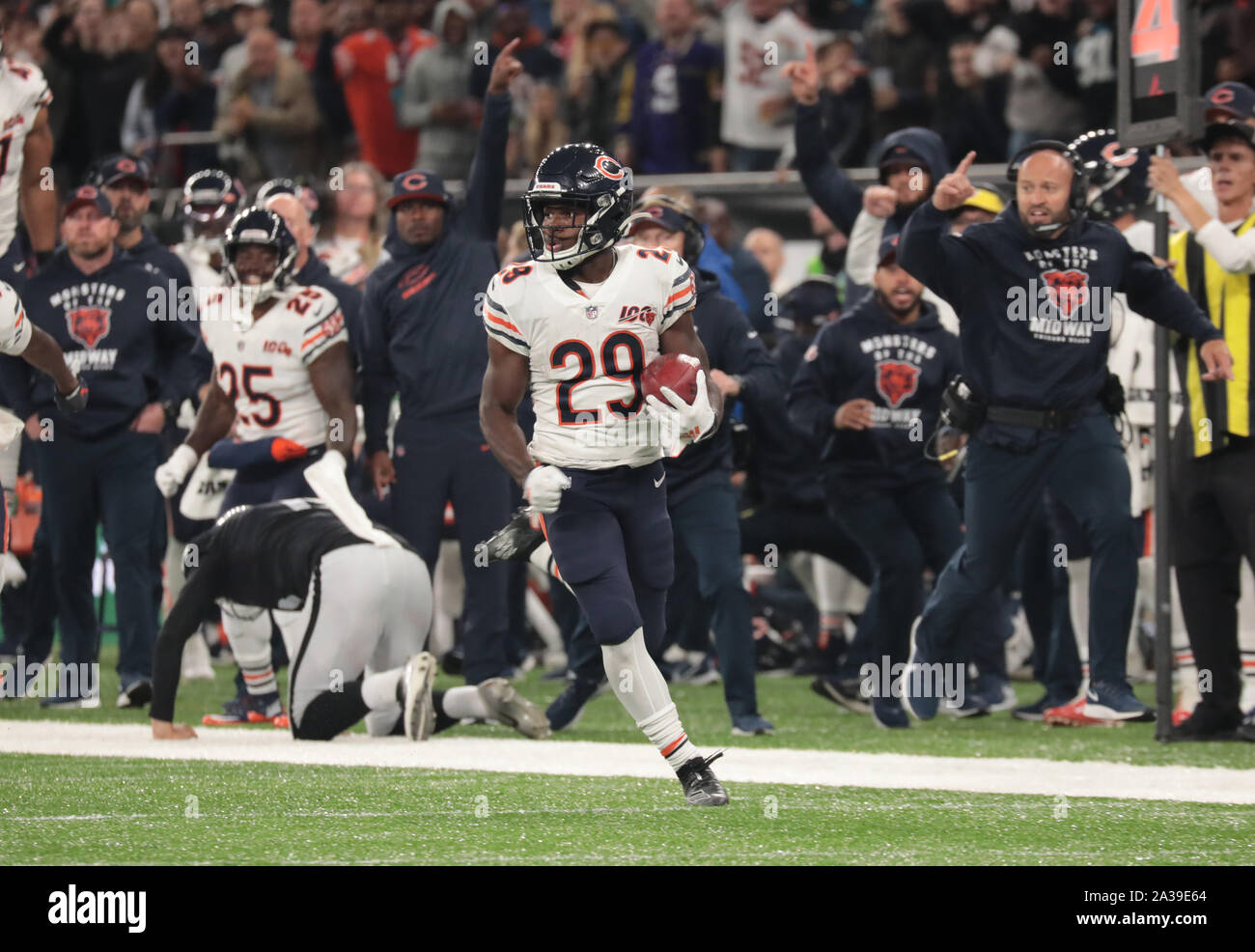 London, Großbritannien. 06 Okt, 2019. Chicago Bear's zurück laufen Tarik Cohen gibt den Ball gegen die Oakland Raiders in der NFL London Serie in London am Sonntag, Oktober 06, 2019. Oakland Raiders beat Chicago Bears 24-21. Foto von Hugo Philpott/UPI Quelle: UPI/Alamy leben Nachrichten Stockfoto