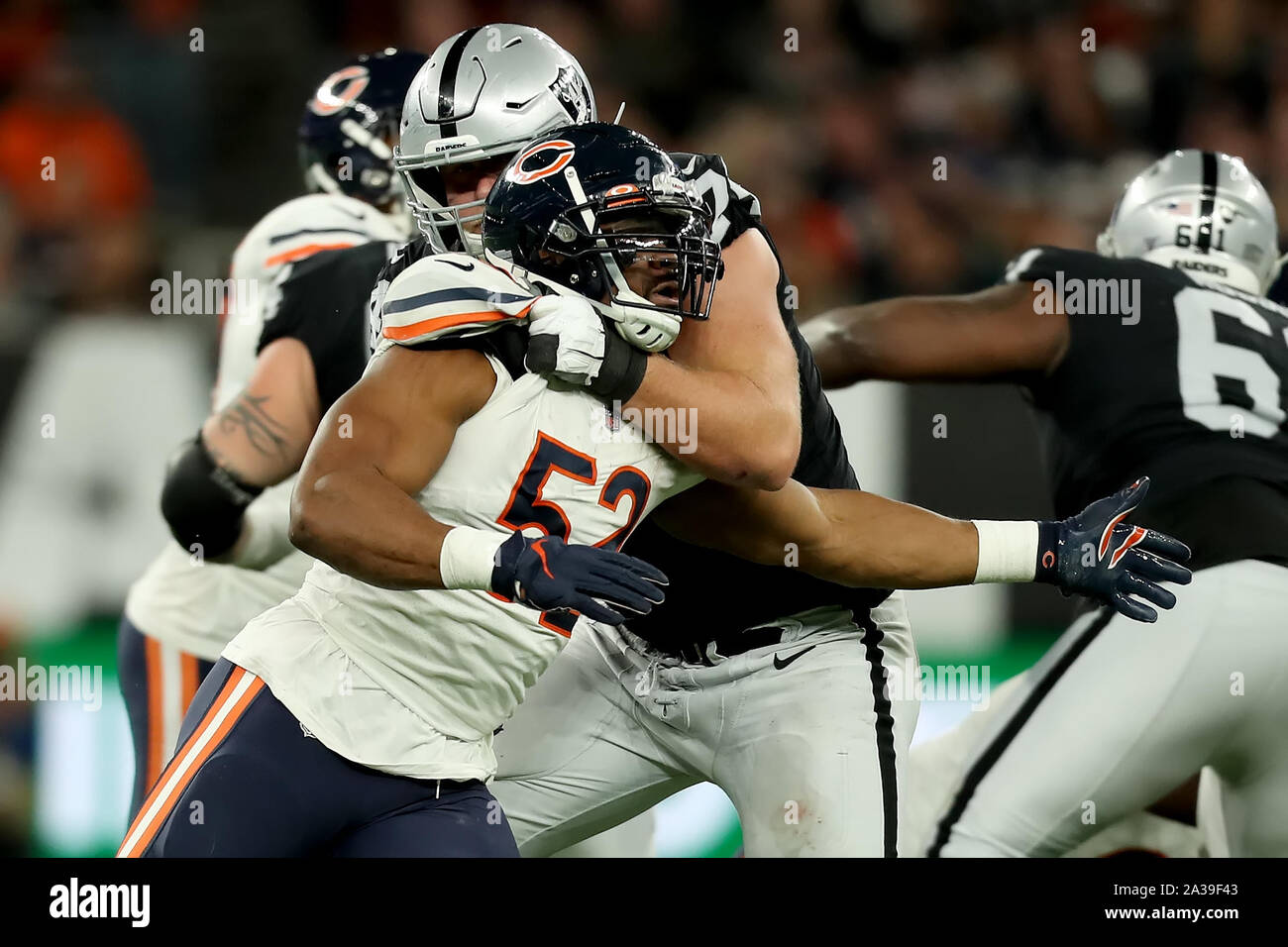 Tottenham Hotspur Stadion, London, UK. 6. Okt, 2019. National Football League, Chicago Bears gegen Oakland Raiders; Oakland Raiders Offensive Lineman Kolton Miller (74) blockiert die Chicago Bears Linebacker Khalil Mack (52) - Edirorial mit der Credit: Aktion plus Sport/Alamy leben Nachrichten Stockfoto