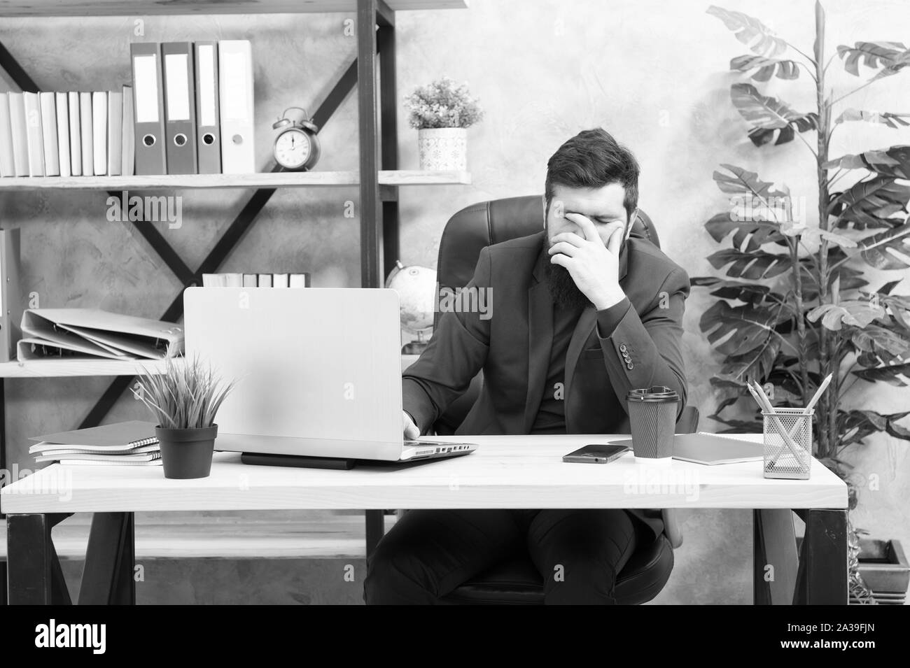 Fehlgeschlagen. Fallende Aktienkurse. Mann bärtigen Boss office Laptop sitzen. Manager Lösung von Geschäftsproblemen online. Geschäftsmann ist fehlgeschlagen. Riskantes Geschäft. Broker und finanzieller Indikatoren. Geworden ist bankrott. Stockfoto