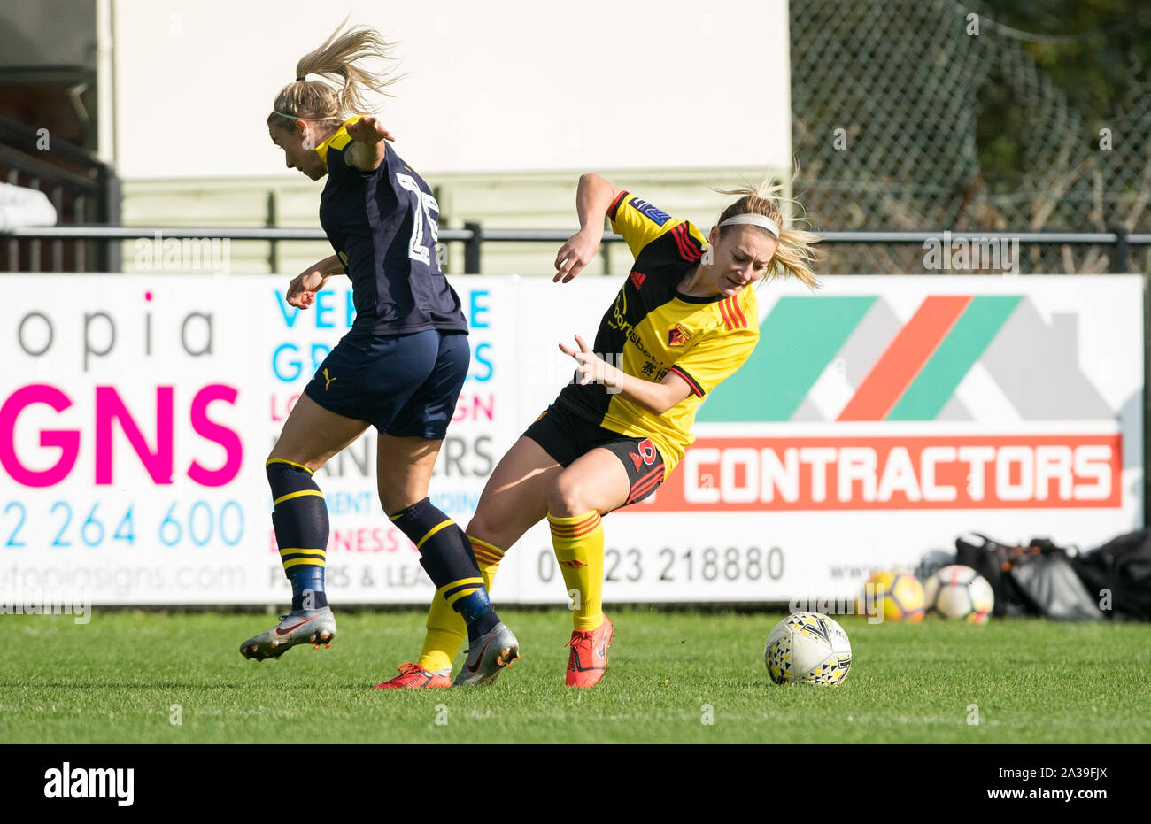 Hempstead Road, UK. 06 Okt, 2019. Ozean Rolandsen von Watford FC Damen & Emily Allen des Oxford United Frauen während der FA Frauen nationale Liga Süd Spiel zwischen FC Watford Damen und Oxford United Frauen an gaywood Park, Hempstead Road, England am 6. Oktober 2019. Foto von Andy Rowland. Credit: PRiME Media Images/Alamy leben Nachrichten Stockfoto