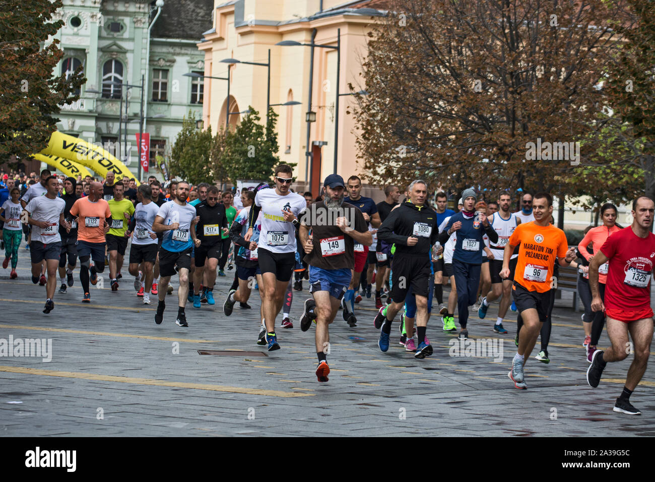 Zrenjanin, Serbien, Oktober 06. 2019. Eine große Gruppe von Wettbewerbern startet von der Startlinie am 4 Zrenjanin Halbmarathon Straßen der Stadt. Stockfoto