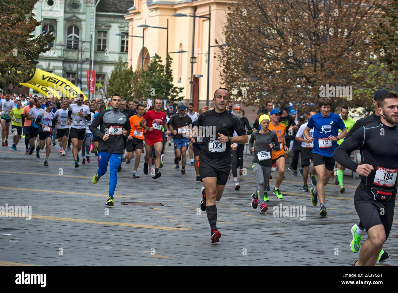 Zrenjanin, Serbien, Oktober 06. 2019. Eine große Gruppe von Wettbewerbern startet von der Startlinie am 4 Zrenjanin Halbmarathon Straßen der Stadt. Stockfoto