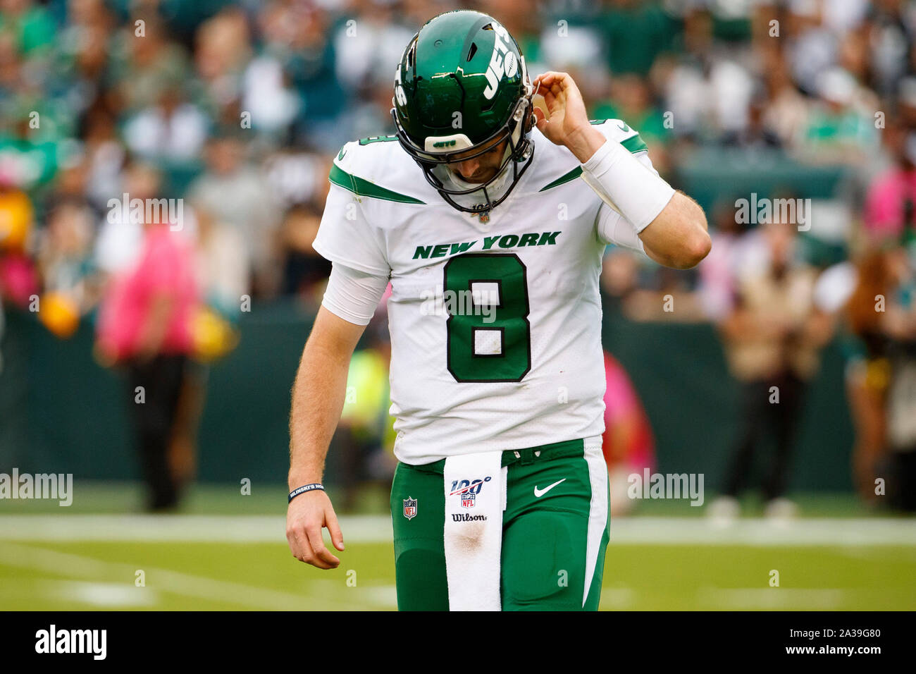 Philadelphia, Pennsylvania, USA. 6. Okt, 2019. New York Jets quarterback Lukas Falk (8) reagiert während der NFL Spiel zwischen den New York Jets und die Philadelphia Eagles am Lincoln Financial Field in Philadelphia, Pennsylvania. Christopher Szagola/CSM/Alamy leben Nachrichten Stockfoto