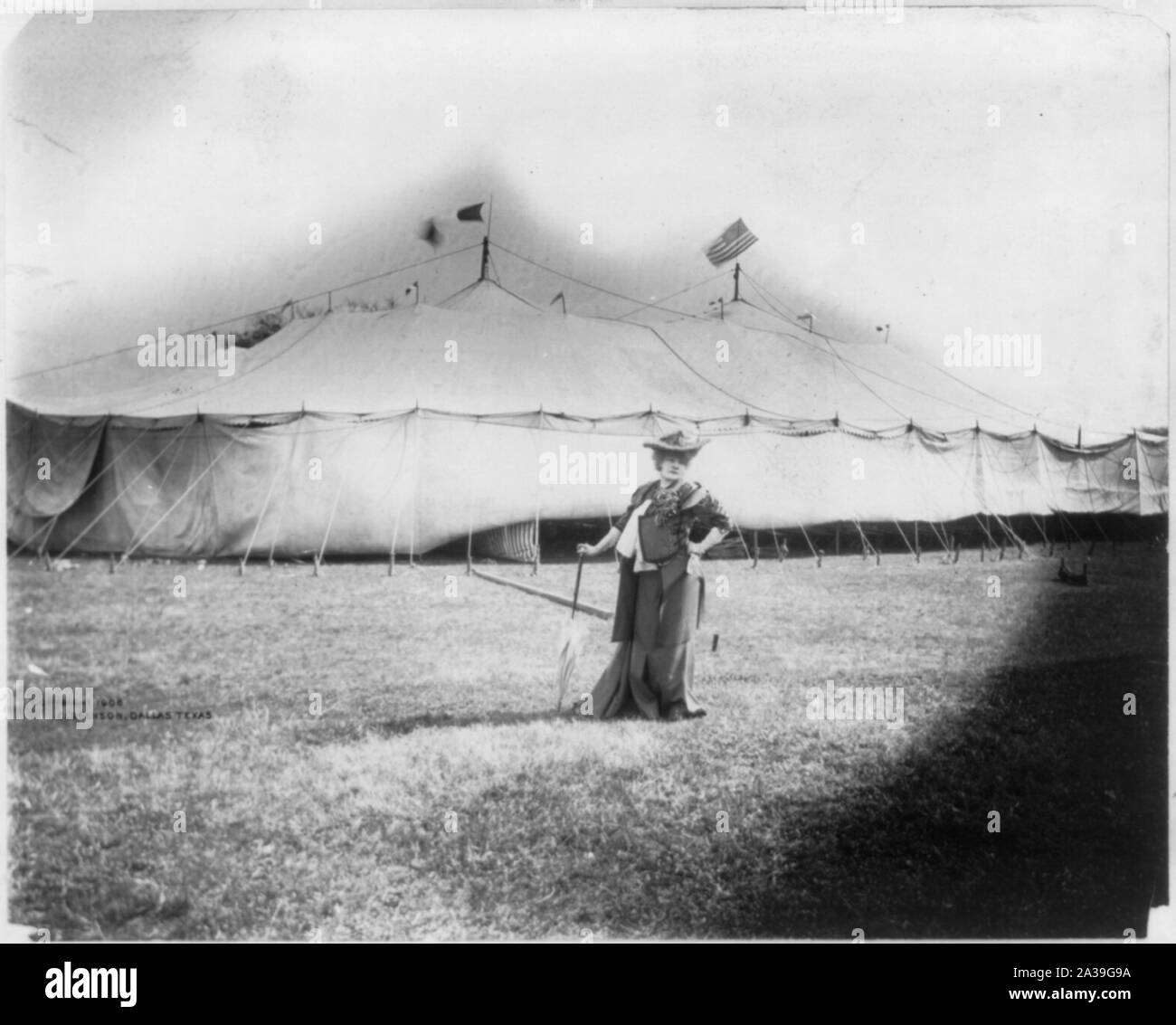 Sarah Bernhardt, 1844-1923, volle Länge, stehend, nach rechts, vor ihrem Zelt in Dallas, Texas, März 26, 1906 Stockfoto