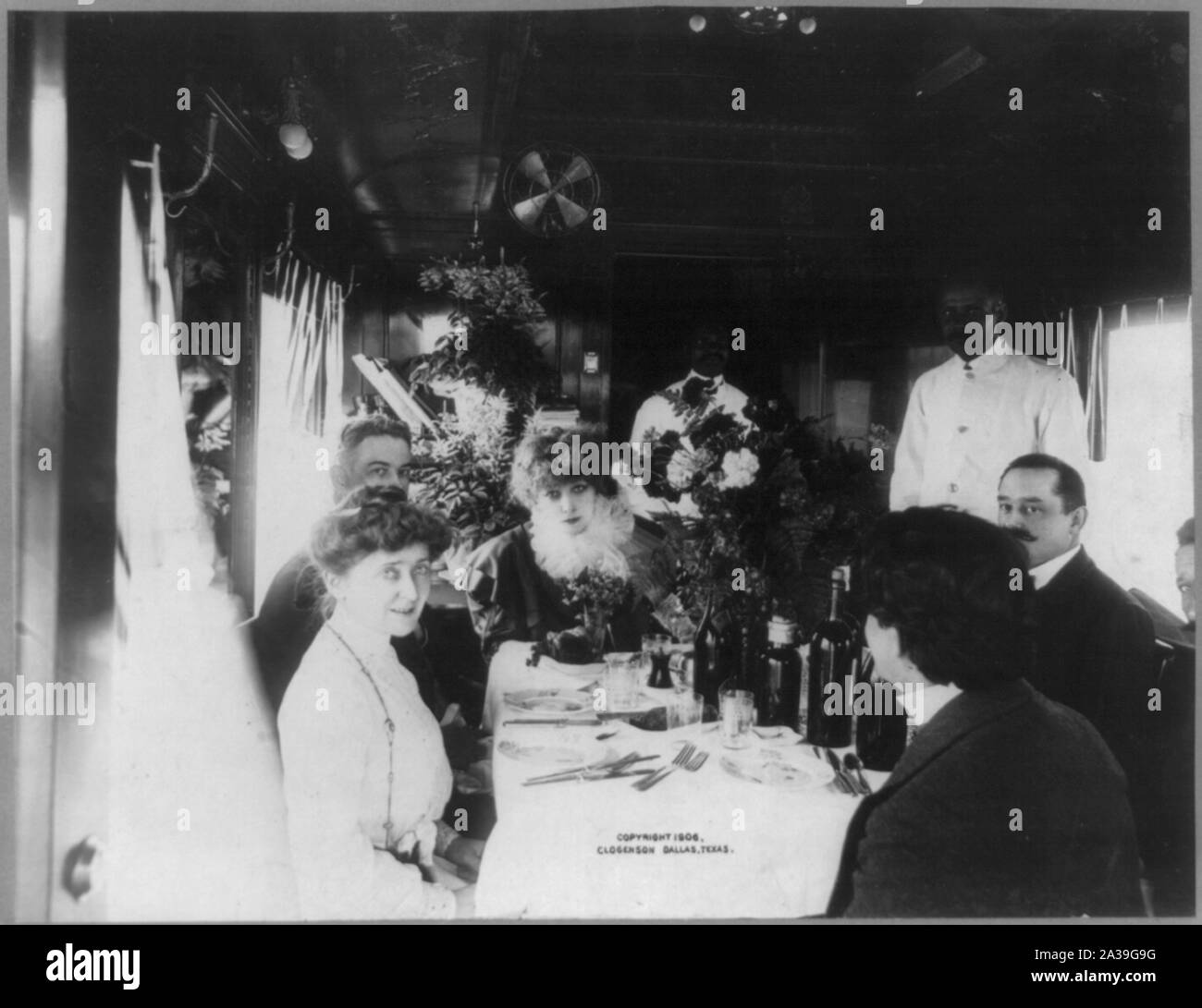 Sarah Bernhardt, 1844-1923, Kopf und Schultern, Hochformat, mit anderen am Esstisch in Ihrem speziellen Waggon sitzt, nach vorne, Dallas, Texas, März 26, 1906 Stockfoto