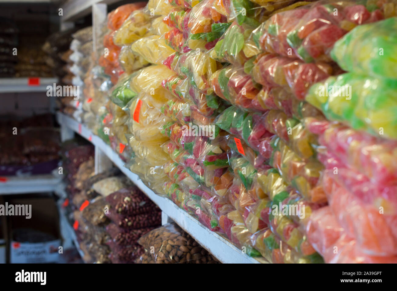 Zahlreiche Sorten von Nüsse und getrocknete Früchte sind auf Speicherregalen zu verkaufen. Russland. Stockfoto