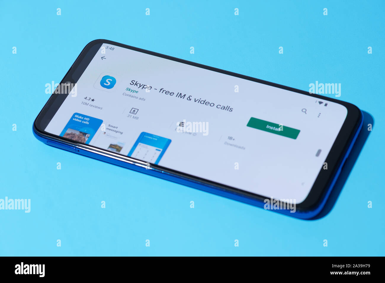 New York, USA - 28. September 2019: Installation von Skype App auf Bildschirm des Smartphones Nähe zu sehen. Stockfoto