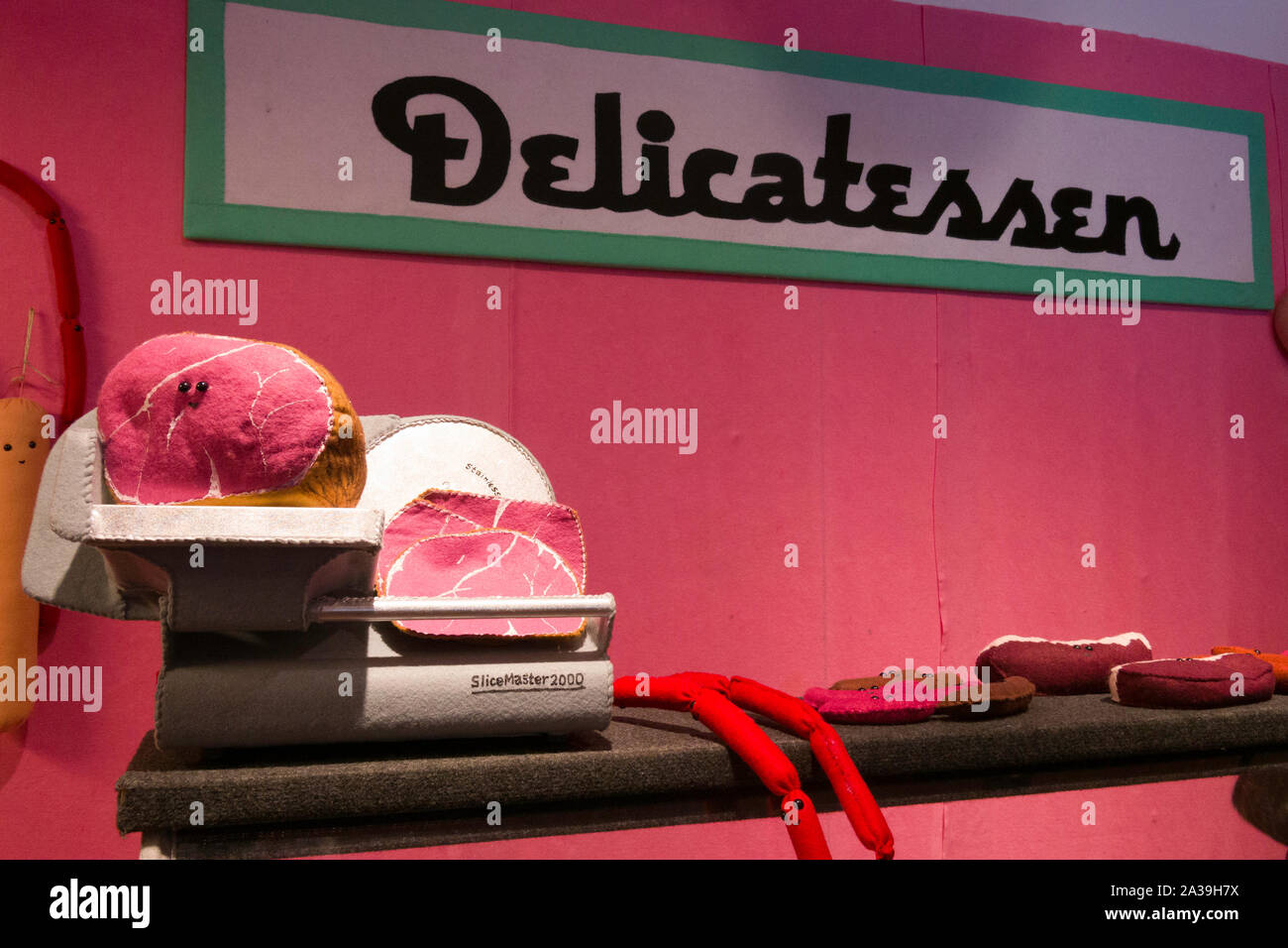 Lucy's Sparrow Pop Up Deli Verkauf Filz Produkte, NYC, USA Stockfoto