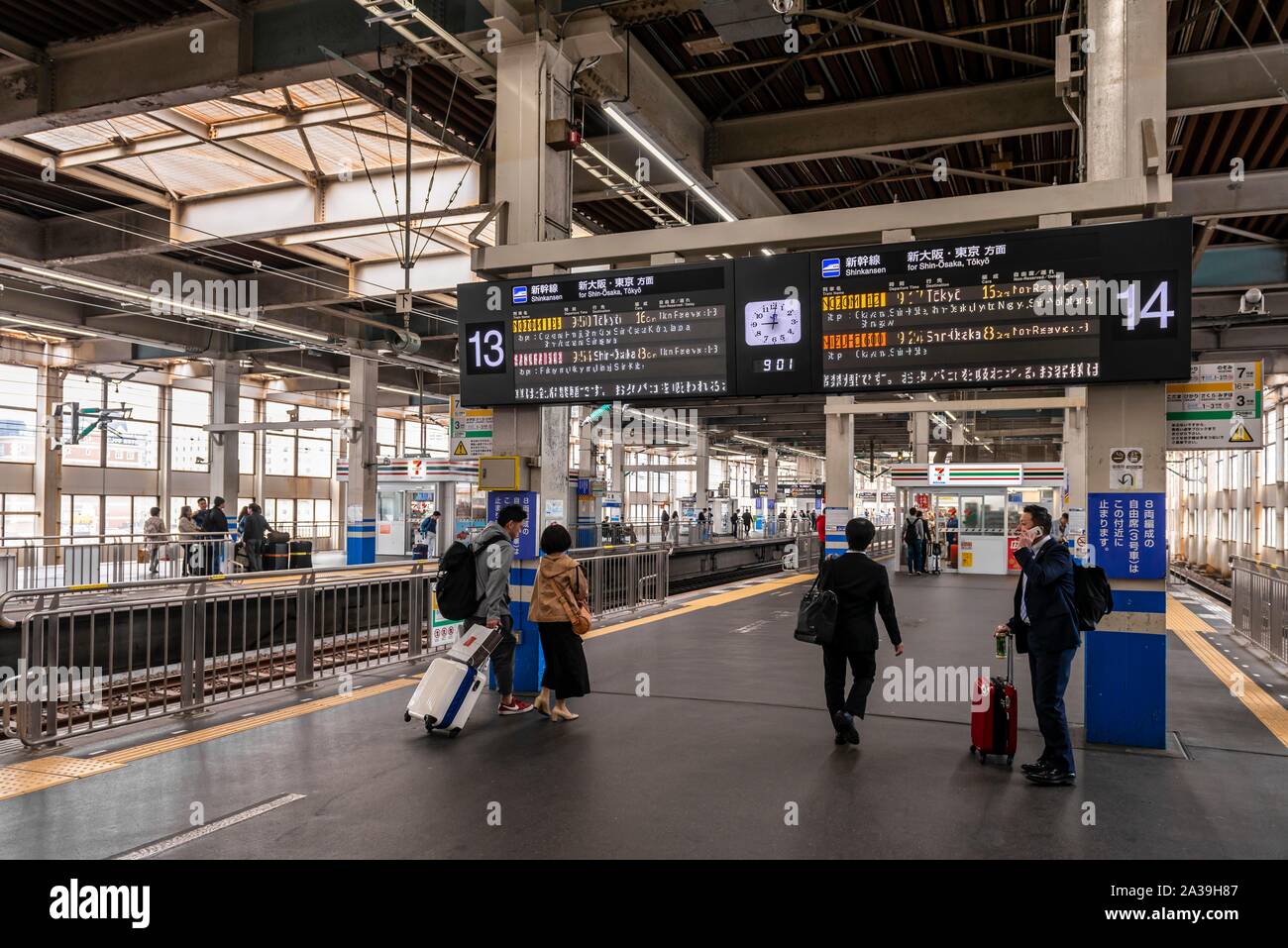 Die fahrgäste an Plattform, Japanisch Information Display mit hoher Geschwindigkeit Bahnhof, Shinkansen, Hiroshima, Japan Stockfoto