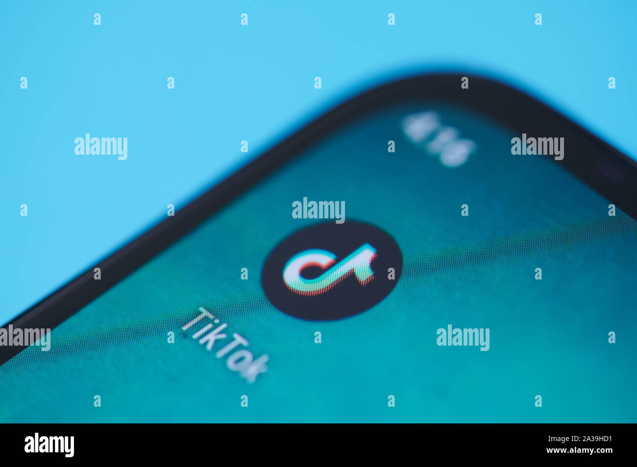 New York, USA - 28. September 2019: Tik Tok Symbol auf Bildschirm des Smartphones Nähe zu sehen. Stockfoto