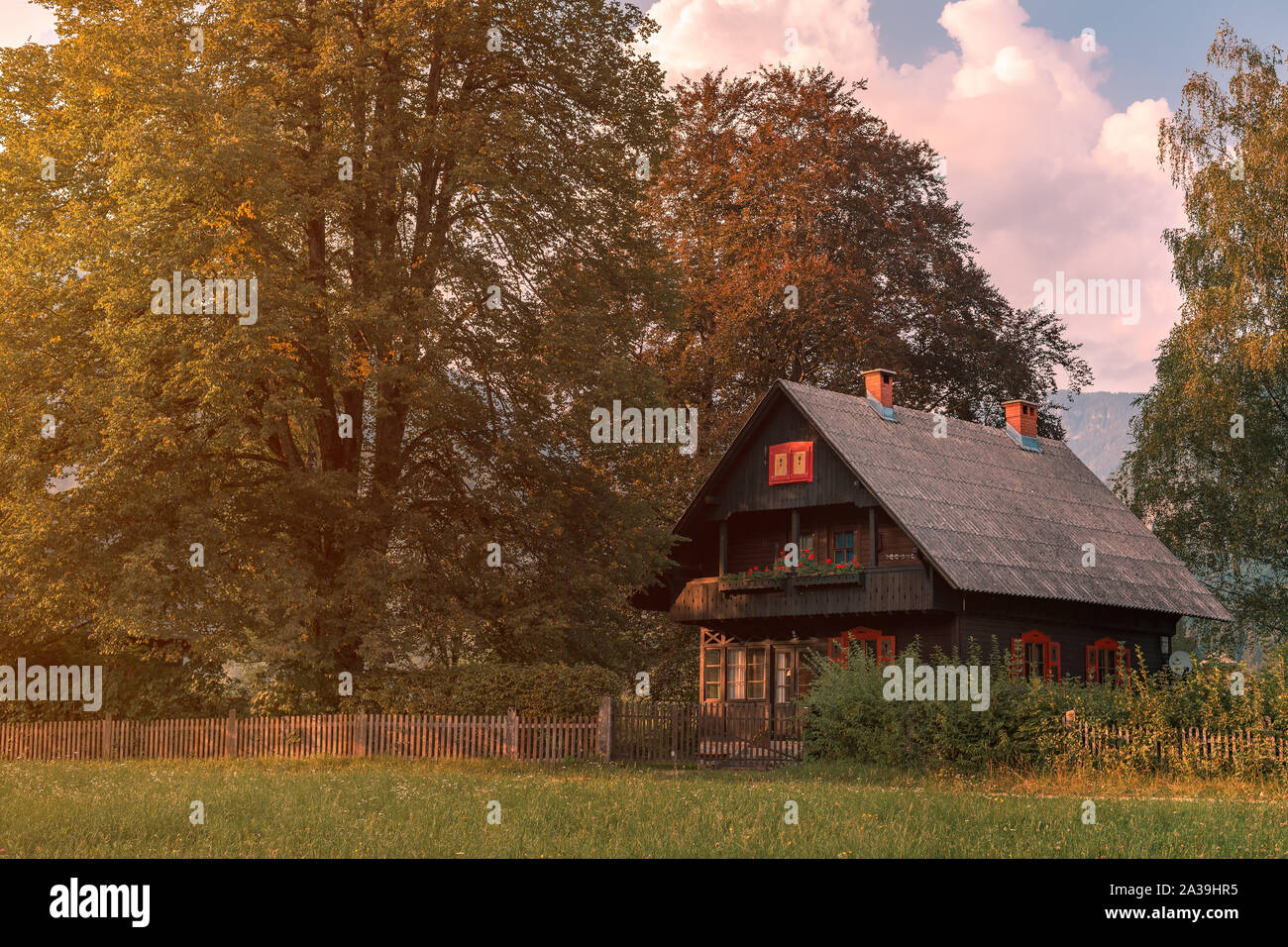 Alpenländischen Stil traditionellen Haus auf dem Land im Sommer Sonnenuntergang Stockfoto