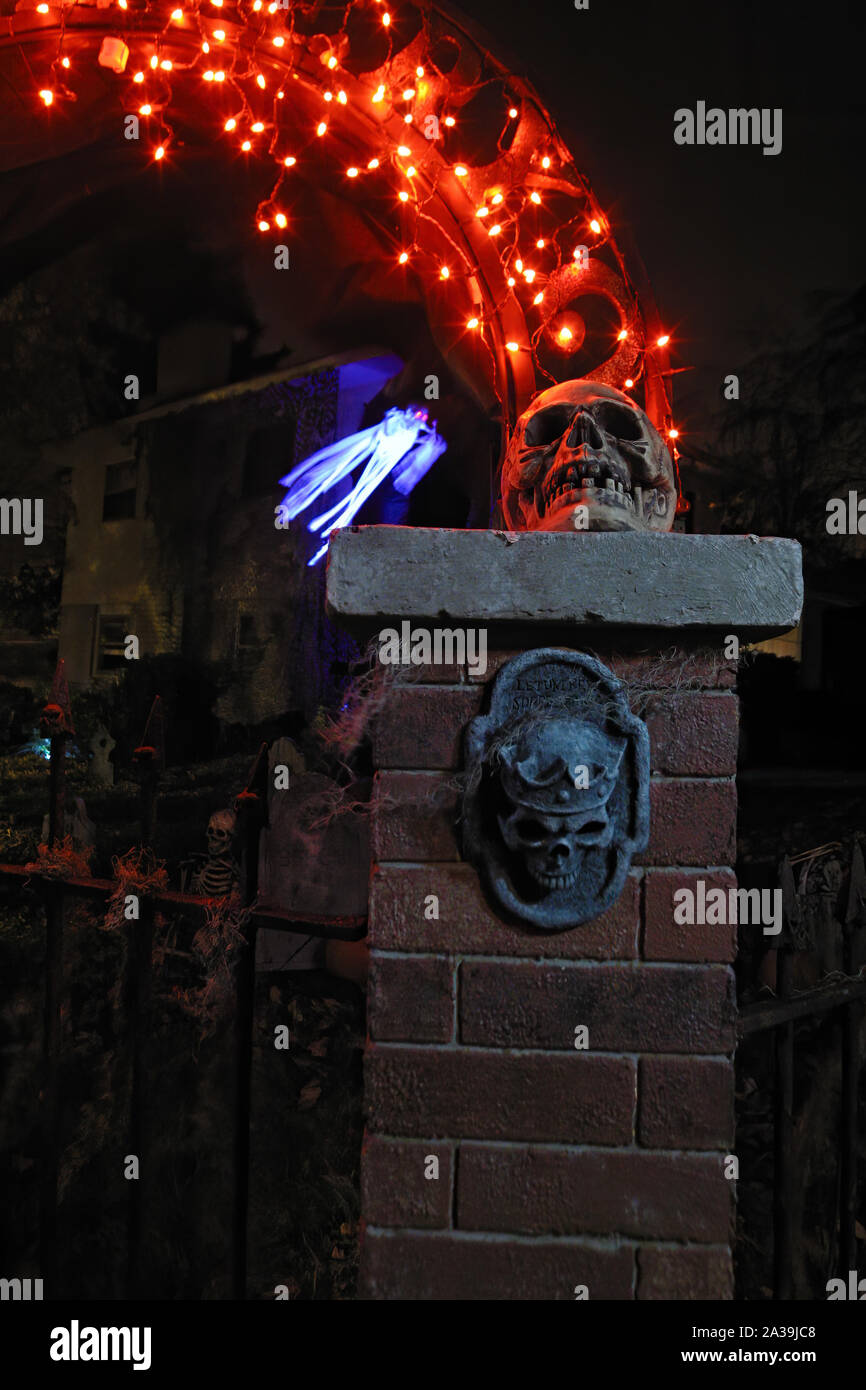 Foggy Halloween Abend in einem Haunted Friedhof Stockfoto