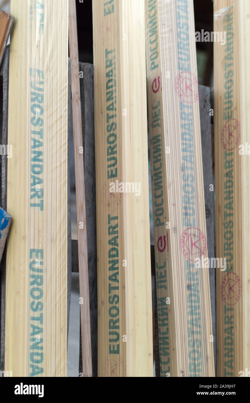 Holz- Platten für Böden und Wände, sind in den Basar für Baustoffe verkauft. Russland. Stockfoto