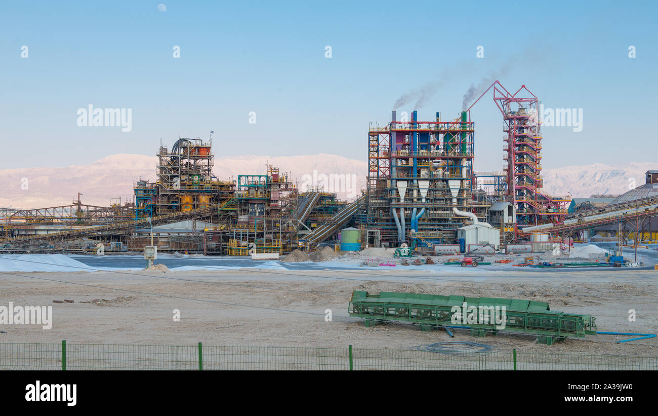 Totes Meer, Israel - Juni 2019: Gewinnung mineralischer Rohstoffe Anlage am Ufer des Toten Meeres Stockfoto