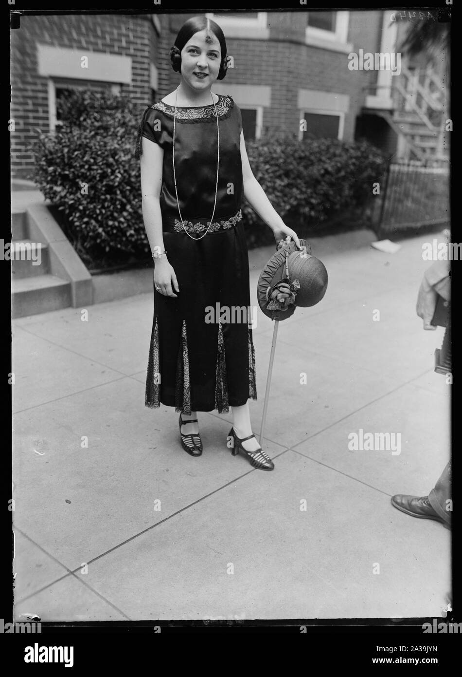 Speichert Ertrinkenden. Miss Leona Davis von 806 C St., S.E., Washington, beauty contest Gewinner und crack Schwimmer, die gerettet G.W. Höhle, Versicherung Mann vom Ertrinken in Chesapeake und Ohio Canal am Sonntag Nachmittag am 1. Juni. Die in der Nähe von Ertrinken war das Ergebnis einer Fangreise Stockfoto