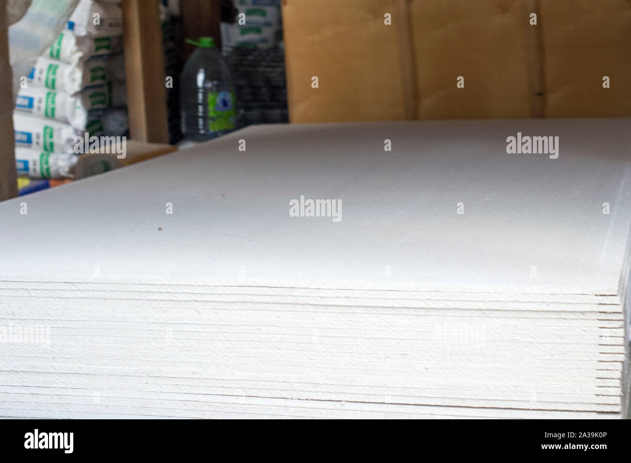 Drywall Sheets, sind sofort lieferbar, die für den Verkauf an die Öffentlichkeit. In der Nähe befinden sich Gips Faser Blätter. Russland Stockfoto