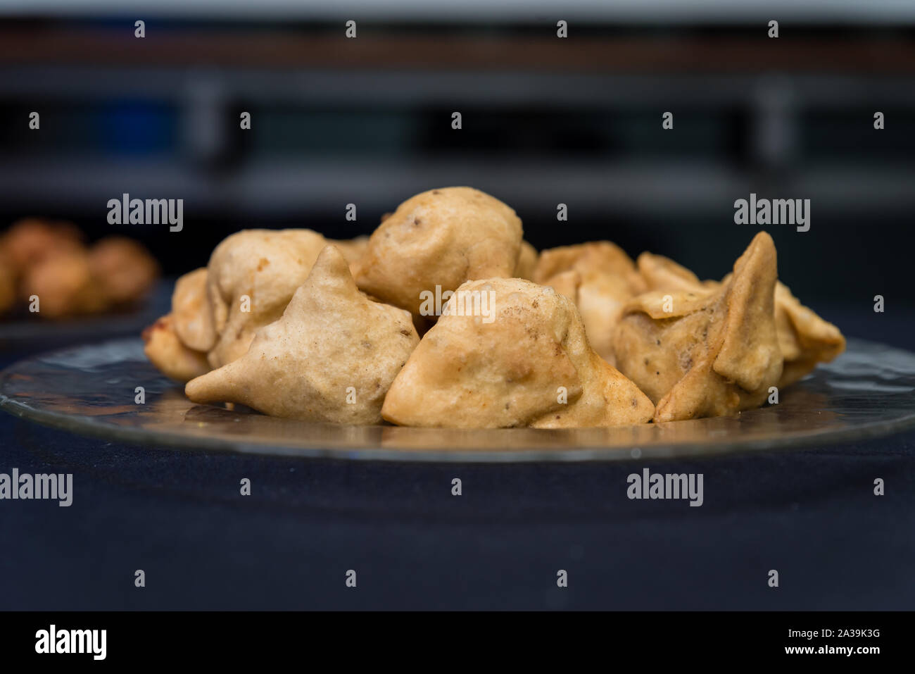 Samosa auf einer Platte Stockfoto