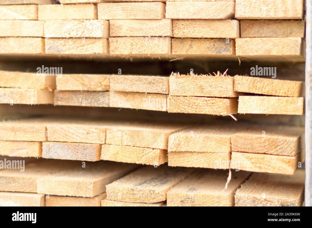 Holz- Platten für Böden und Wände, sind in den Basar für Baustoffe verkauft. Russland. Stockfoto