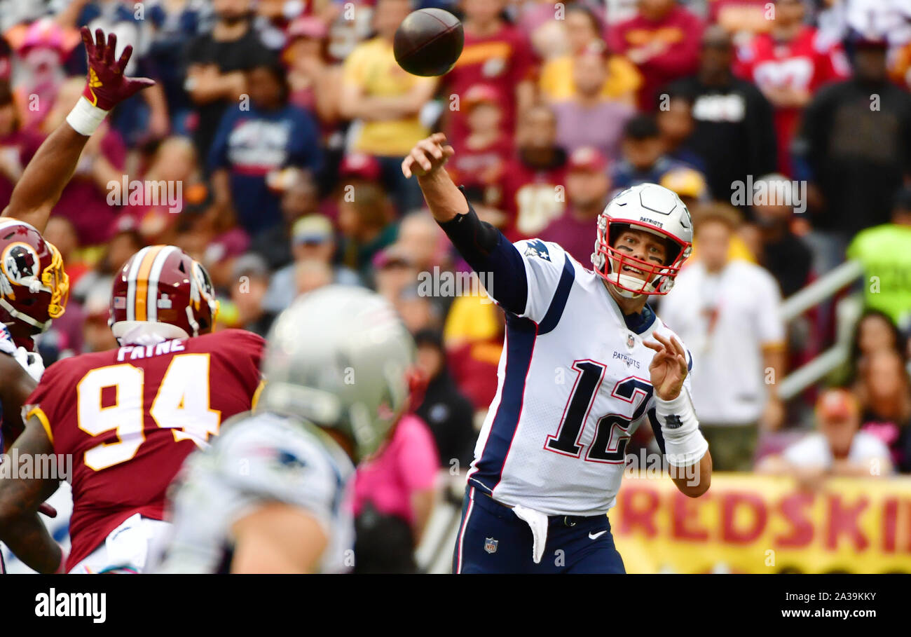 Landover, United States. 06 Okt, 2019. New England Patriots Quarterback Tom Brady (12) wirft downfield gegen die Washington Redskins in der ersten Jahreshälfte ein NFL Spiel bei FedEx Field in Landover, Maryland, Sonntag, 6. Oktober 2019. Foto von David Tulis/UPI Quelle: UPI/Alamy leben Nachrichten Stockfoto