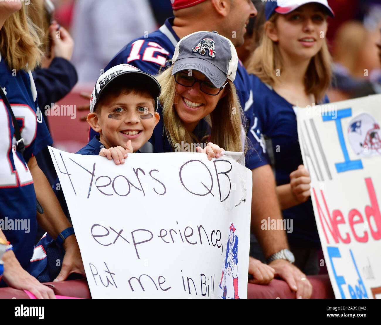 Landover, United States. 06 Okt, 2019. New England Patriots fans Schildern, die in der ersten Jahreshälfte ein NFL Spiel gegen die Washington Redskins an FedEx Field in Landover, Maryland, Sonntag, 6. Oktober 2019. Foto von David Tulis/UPI Quelle: UPI/Alamy leben Nachrichten Stockfoto