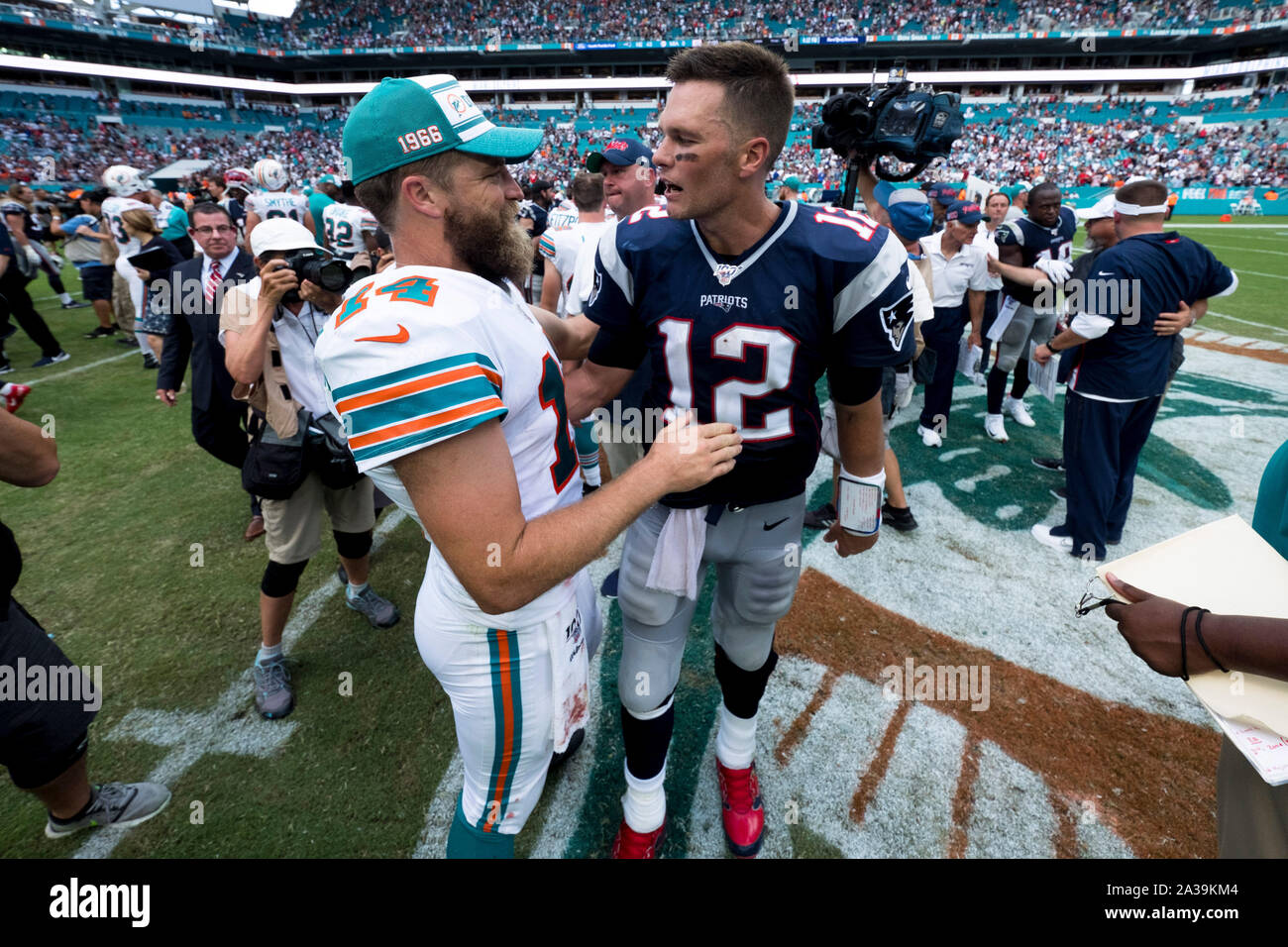 Miami Gardens FL, USA. 15 Sep, 2019. Tom Brady # 12 von Neu-england und Ryan Fitzpatrick #14 von Miami Chat nach NFL Football Spiel zwischen den Miami Dolphins und die New England Patriots im Hard Rock Stadion in Miami Gardens FL. Die Patrioten besiegt die Delphine 43-0. Credit: Csm/Alamy leben Nachrichten Stockfoto