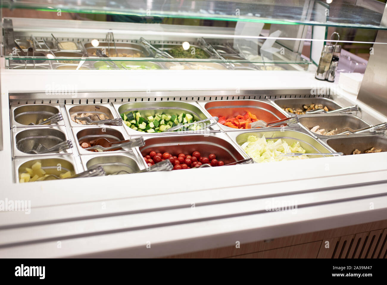 Self-service-Salat Bar in einem großen Store Stockfoto