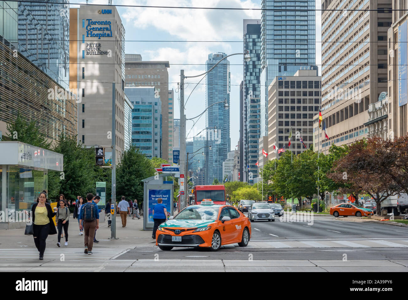 Schnittpunkt der Hochschule und der Universität inToronto, Fußgänger und Fahrzeuge. Fruehsommer in Vorfälle zwischen Fußgänger und Fahrzeuge der resultierenden Stockfoto