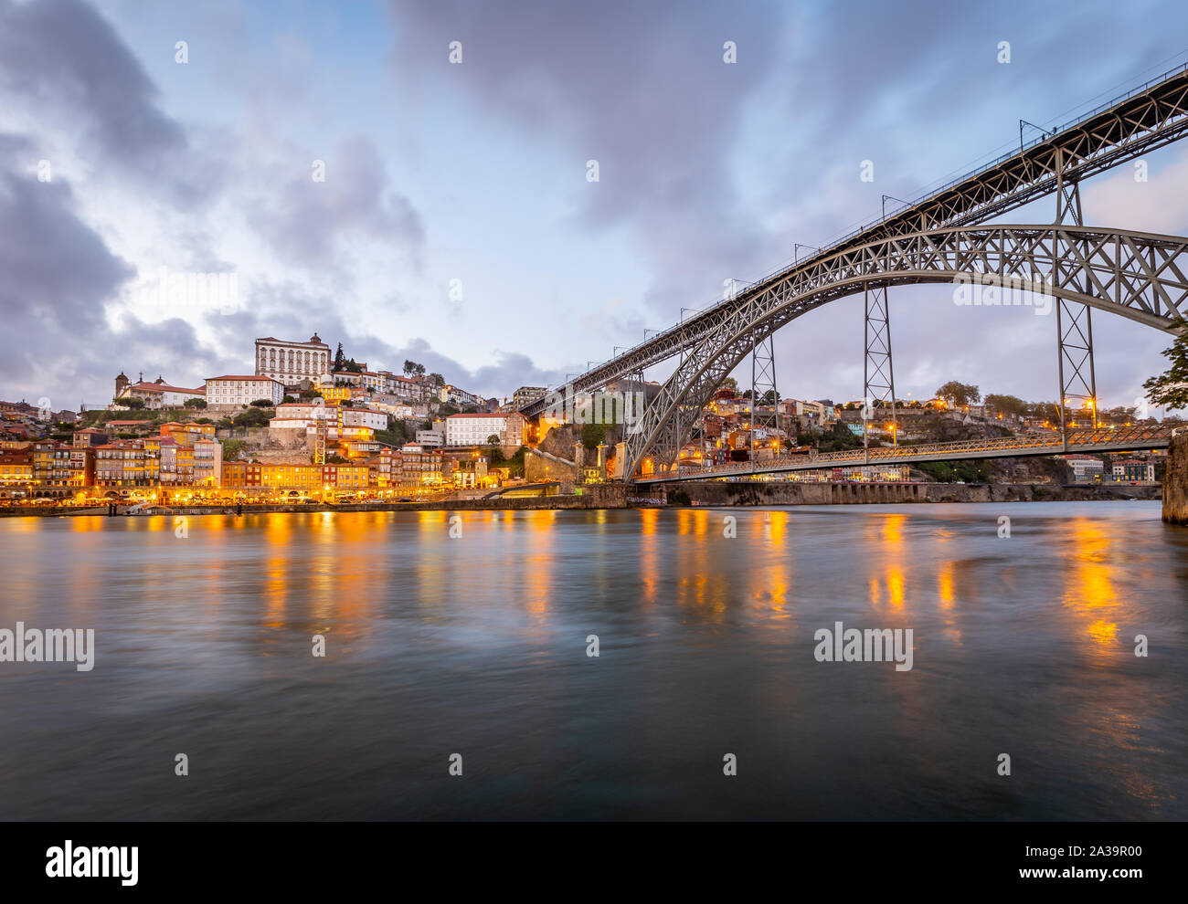 Stadt Porto bei Sonnenuntergang, als von Cais de Gaia über Douro Fluss gesehen Stockfoto