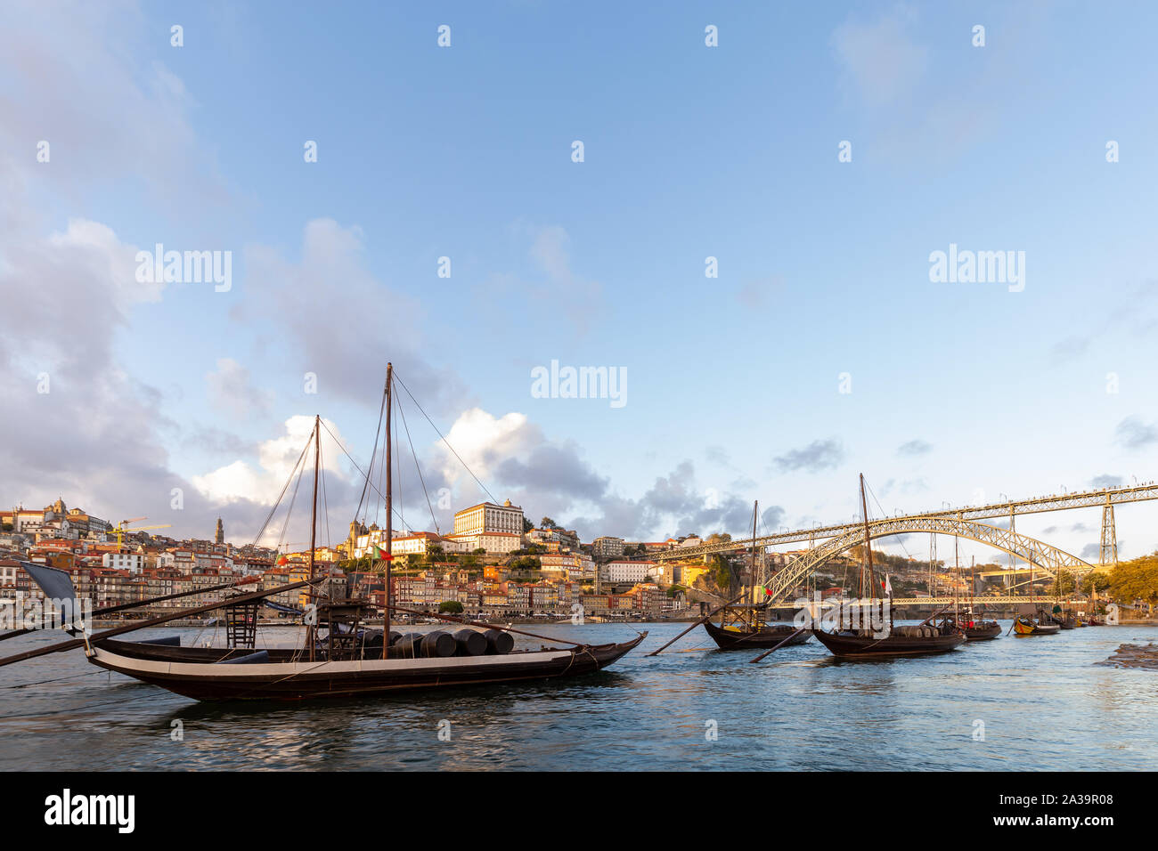 Stadt Porto ab über den Douro Fluss gesehen mit historischen Booten (RABELOS) Stockfoto