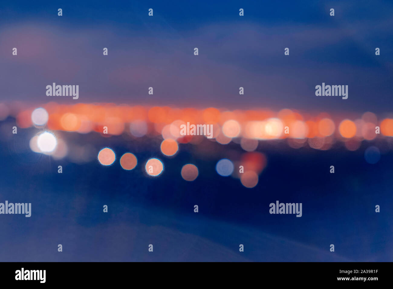 Abstrakte Stadt Nacht gefiltert Bokeh mit unscharfen Hintergrund Farbe Licht verwenden. Defokussiert. Stockfoto