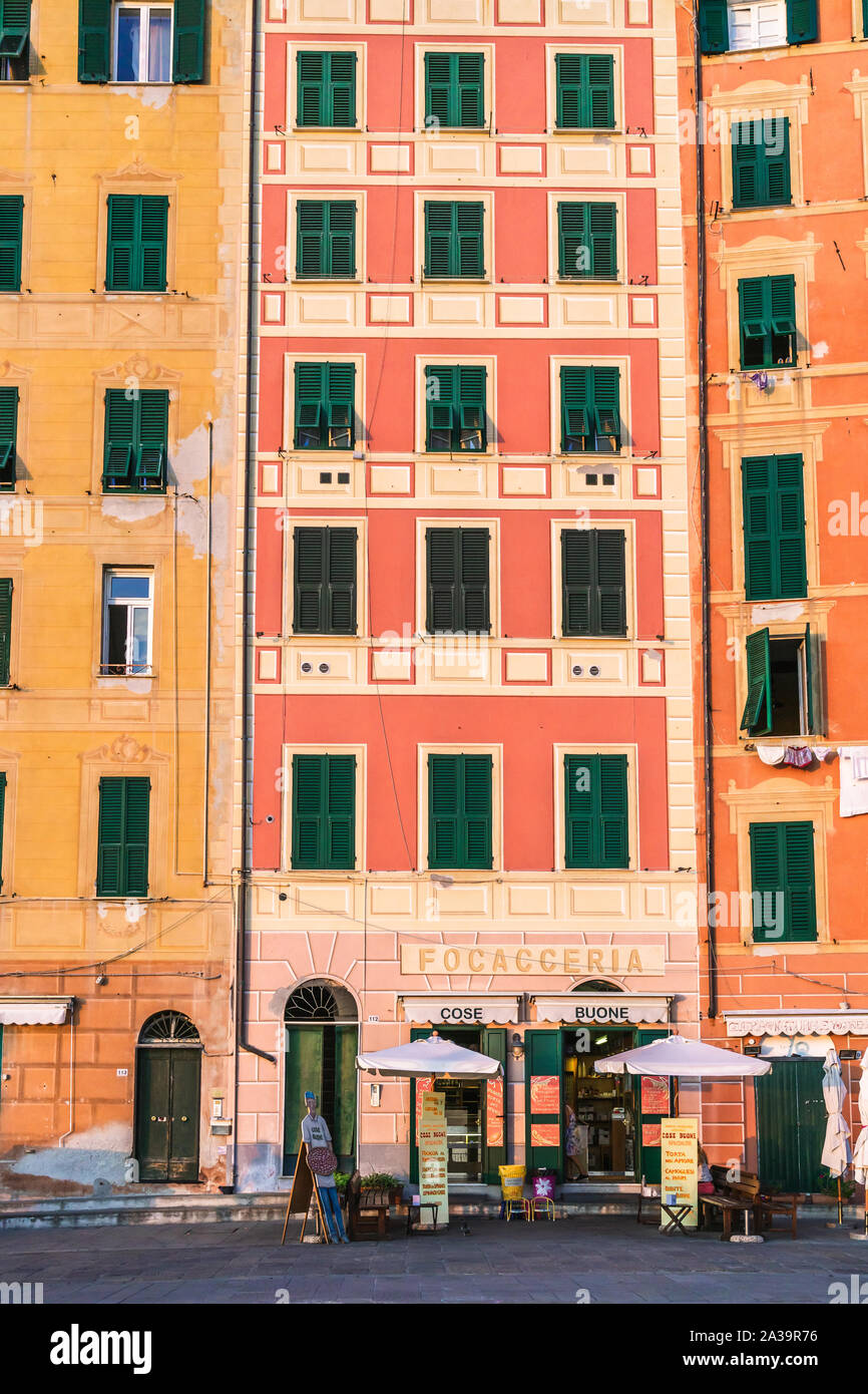 Bunte italienische Fassaden entlang der Via Giuseppe di Garibaldi in Camogli, Ligurien, Großbritannien Stockfoto