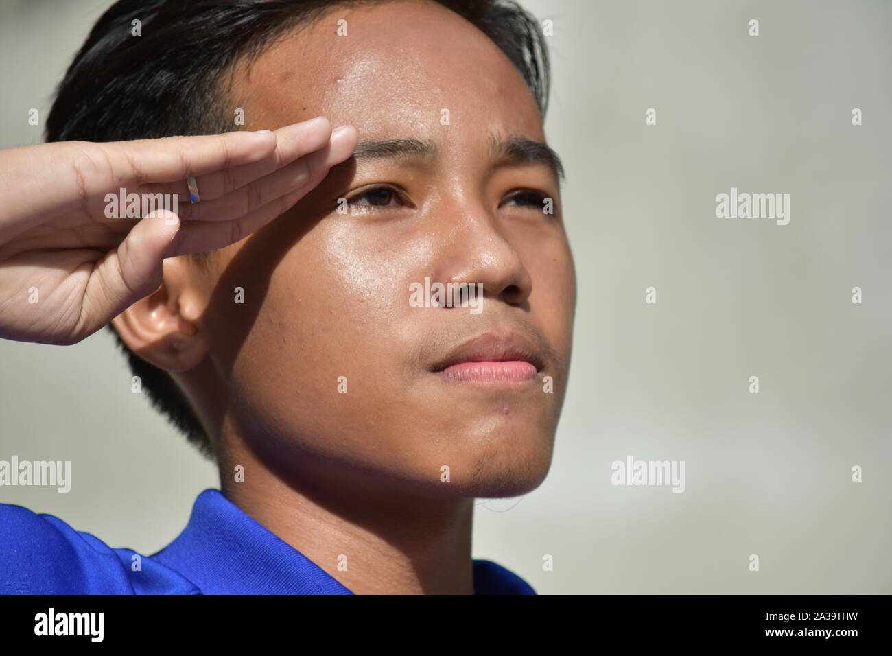 Ein Filipino junge Salutierte Stockfoto