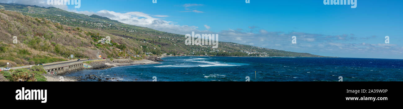 St. Leu, Insel Reunion - 19. September 2019: Panorama der Insel Küste in St. Leu auf Réunion Insel von der Oberseite der Kélonia Museum gesehen. Stockfoto