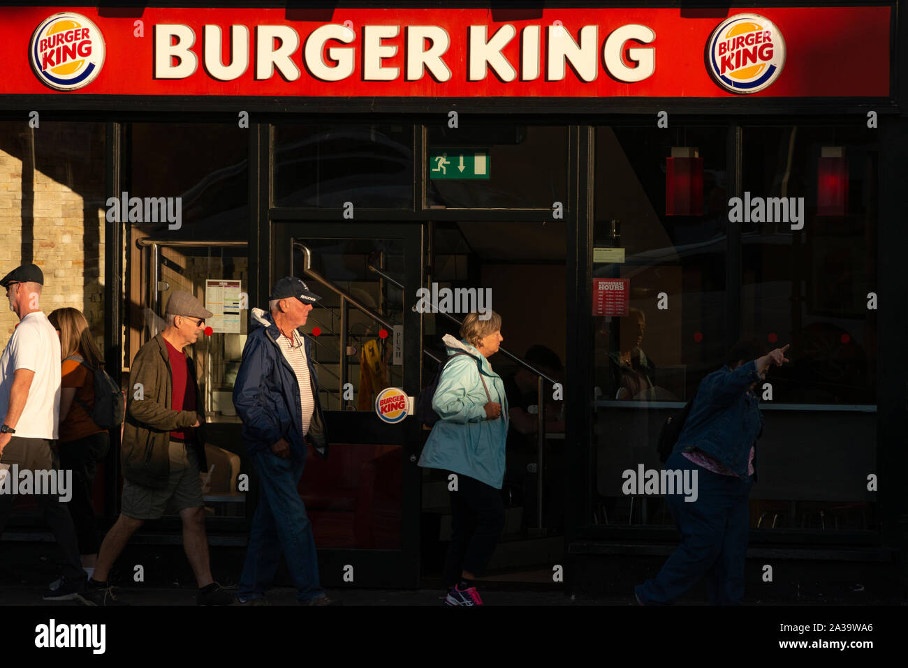 Leute, die am Burger King Restaurant in Killarney, County Kerry Irland vorbeilaufen Stockfoto