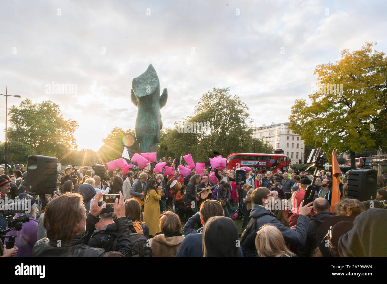 Oktober 6th, 2019, London, UK: Tausende von Aussterben Rebellion Aktivisten im Marble Arch für die Eröffnungsfeier sammeln, fordert "einen Moment innehalten, Atem zu schöpfen, und werfen Sie einen Blick in uns selbst und in dieser evolutionäre Moment miteinander Schritt". Mehrere Aktivisten beleuchtet "Leuchttürme der Wahrheit", die sich auf die verschiedenen Aktionen in London getroffen werden. "Wir verstehen das Leben zu kostbar. Hören wir die Notwendigkeit für eine Pause, so dass wir für das, was Fragen der Menschheit muss sich fragen, bevor er findet Antworten, die in den Full Service zu allen Lebens sind zu hören. Wir fordern die Menschheit genau ich zu hören Stockfoto