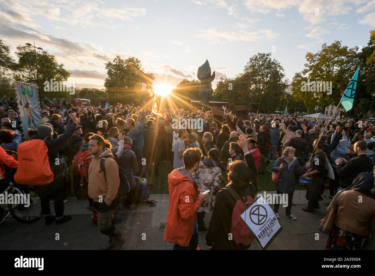 Oktober 6th, 2019, London, UK: Tausende von Aussterben Rebellion Aktivisten im Marble Arch für die Eröffnungsfeier sammeln, fordert "einen Moment innehalten, Atem zu schöpfen, und werfen Sie einen Blick in uns selbst und in dieser evolutionäre Moment miteinander Schritt". Mehrere Aktivisten beleuchtet "Leuchttürme der Wahrheit", die sich auf die verschiedenen Aktionen in London getroffen werden. "Wir verstehen das Leben zu kostbar. Hören wir die Notwendigkeit für eine Pause, so dass wir für das, was Fragen der Menschheit muss sich fragen, bevor er findet Antworten, die in den Full Service zu allen Lebens sind zu hören. Wir fordern die Menschheit genau ich zu hören Stockfoto