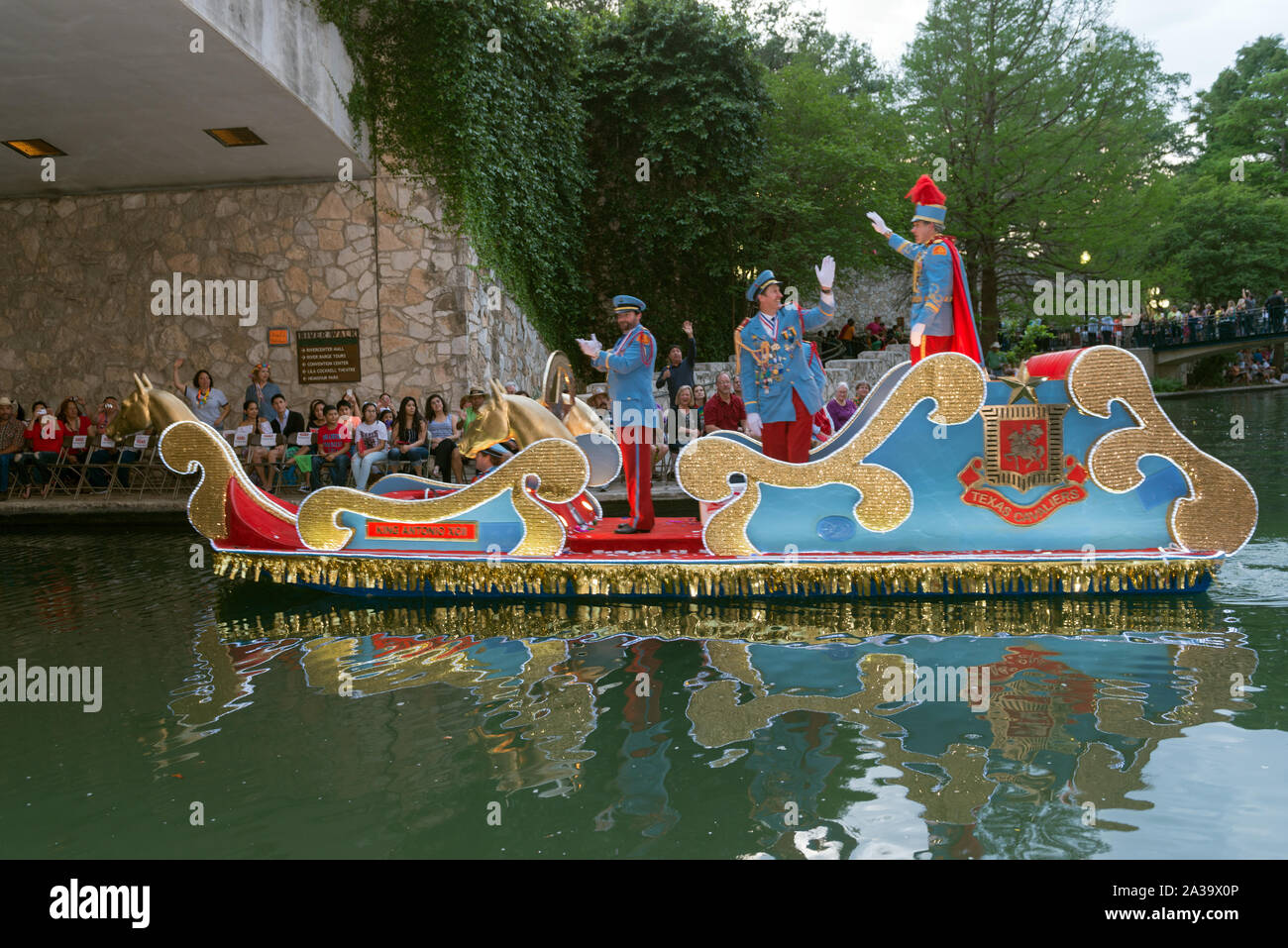 Szene aus dem Texas Kavaliere Fluss Parade auf dem San Antonio River, der durch den Fluss zu Fuß unter den Straßen von San Antonio, Texas Stockfoto