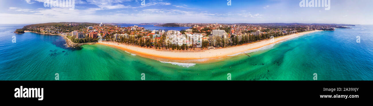 180 Grad Panorama gegen Manly Beach in Sydney Pazifikküste von North Head zu den nördlichen Stränden - erhöhte Luftaufnahme in Richtung Sydney Harbour und Stockfoto