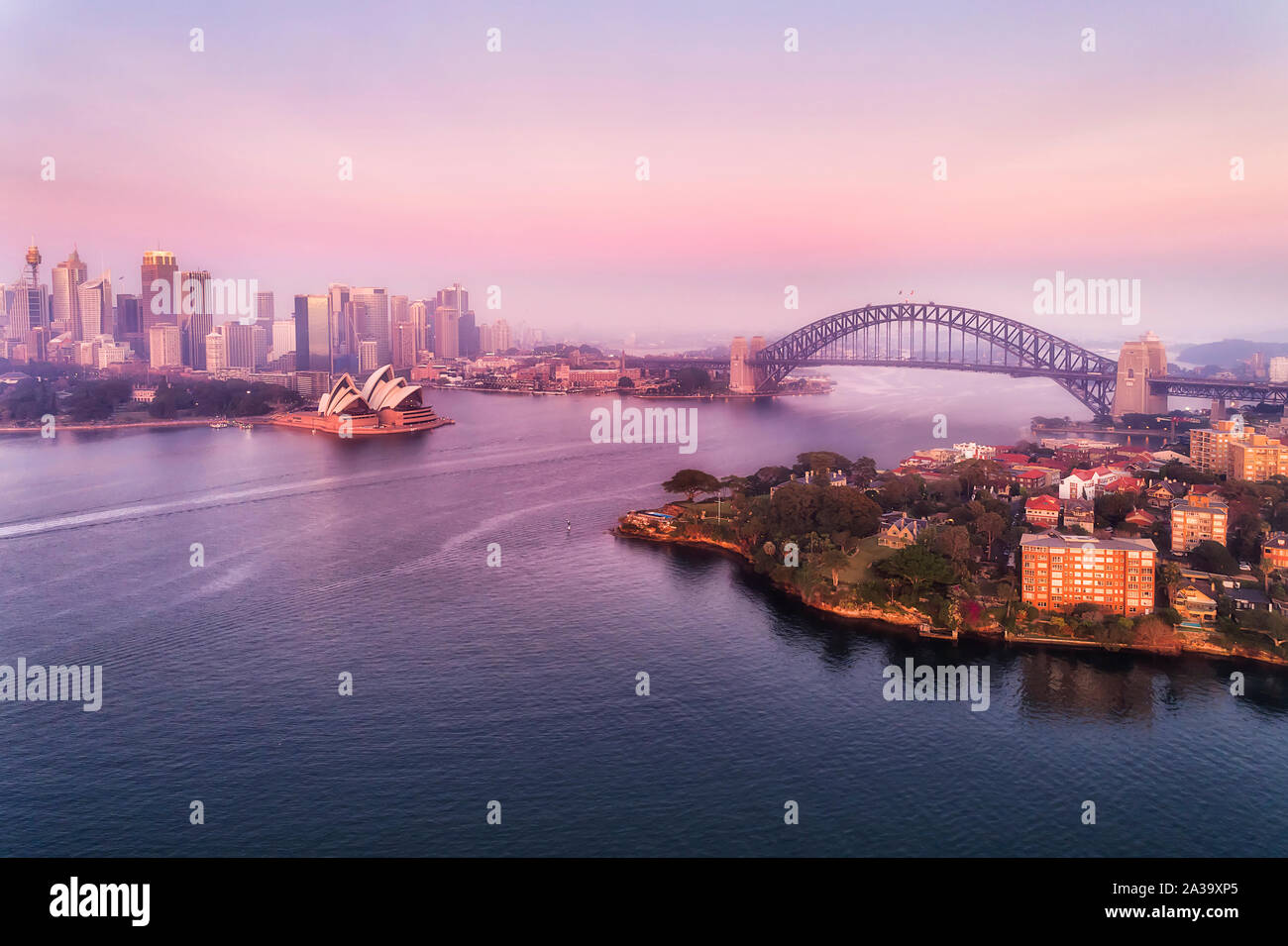 Sehenswürdigkeiten der Stadt Sydney um Sydney Harbour und Circular Quay gegenüber von Kirribilli wohlhabenden Vorort auf der unteren North Shore bei Sonnenaufgang in der Luft Stockfoto