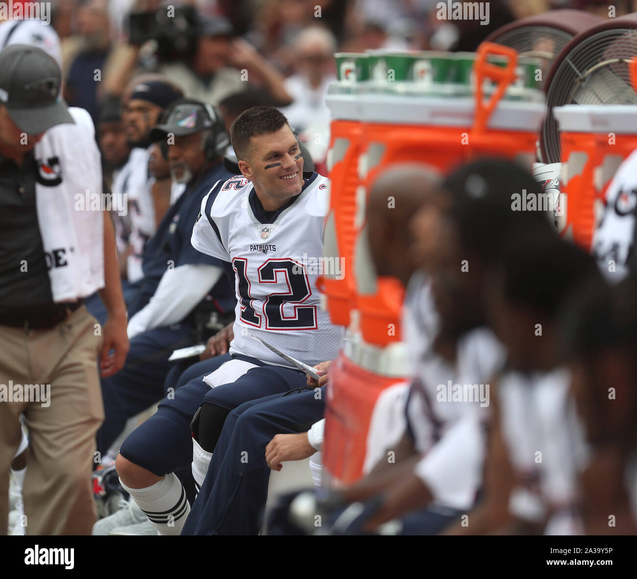 New England Patriots QB Tom Brady (12) auf den Nebenerwerben, während eines Spiels gegen die Washington Redskins an FedEx Field in Landover, Maryland am 6. Oktober 2019. Foto/Mike Buscher/Cal Sport Media Stockfoto