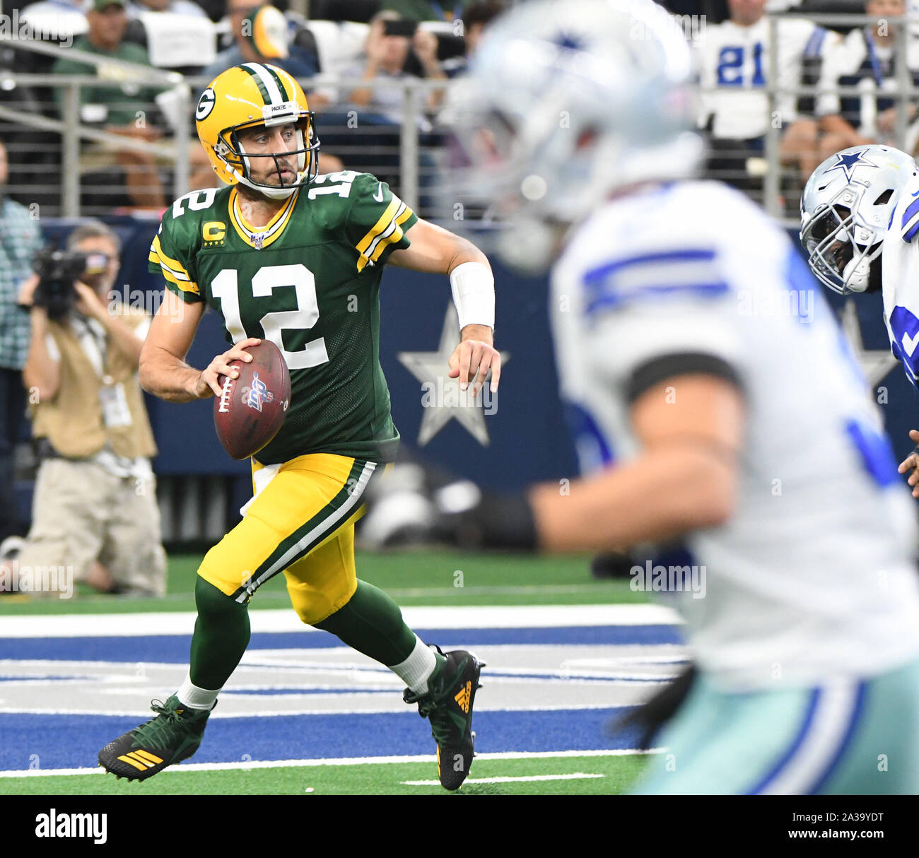 Arlington, USA. 06 Okt, 2019. Green Bay Packers Aaron Rodgers kriecht, tief in seinem eigenen Hoheitsgebiet während eines NFL Spiel gegen die Dallas Cowboys bei AT&T Stadium in Arlington, Texas am Sonntag, 6. Oktober 2019. Foto von Ian Halperin/UPI Quelle: UPI/Alamy leben Nachrichten Stockfoto