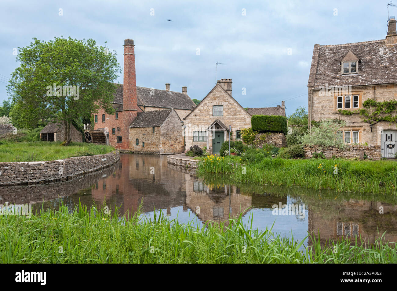 Die alte Mühle am Fluss Auge in dem schönen Dorf Lower Slaughter, Cotswolds, Gloucestershire, England, Vereinigtes Königreich, Stockfoto