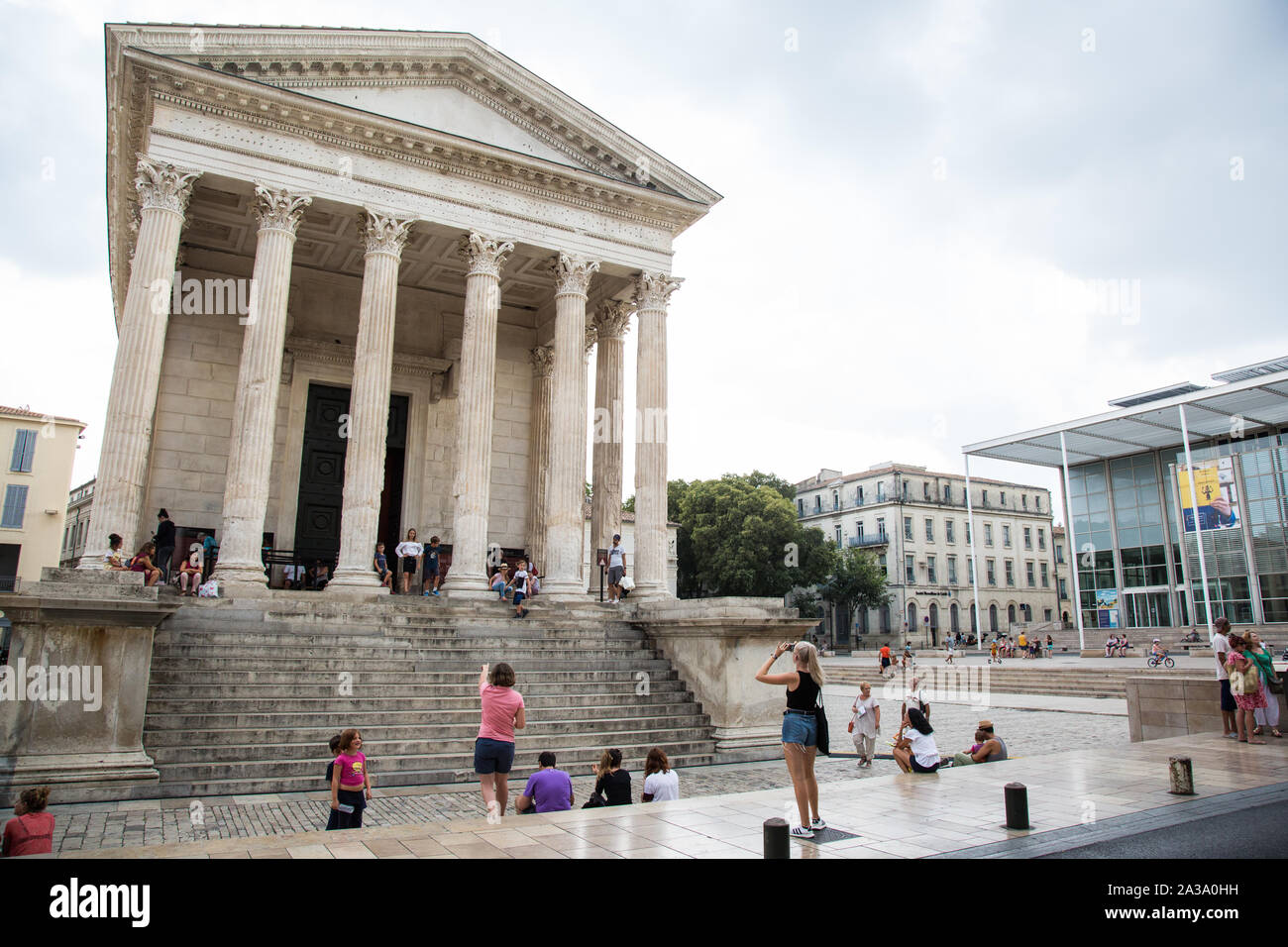Nîmes, Frankreich. 19 August, 2019. Das Maison Carrée, geglaubt, um 3AD, Ist der weltweit am besten erhaltenen römischen Tempel gegründet wurde. Credit: Mark Stockfoto