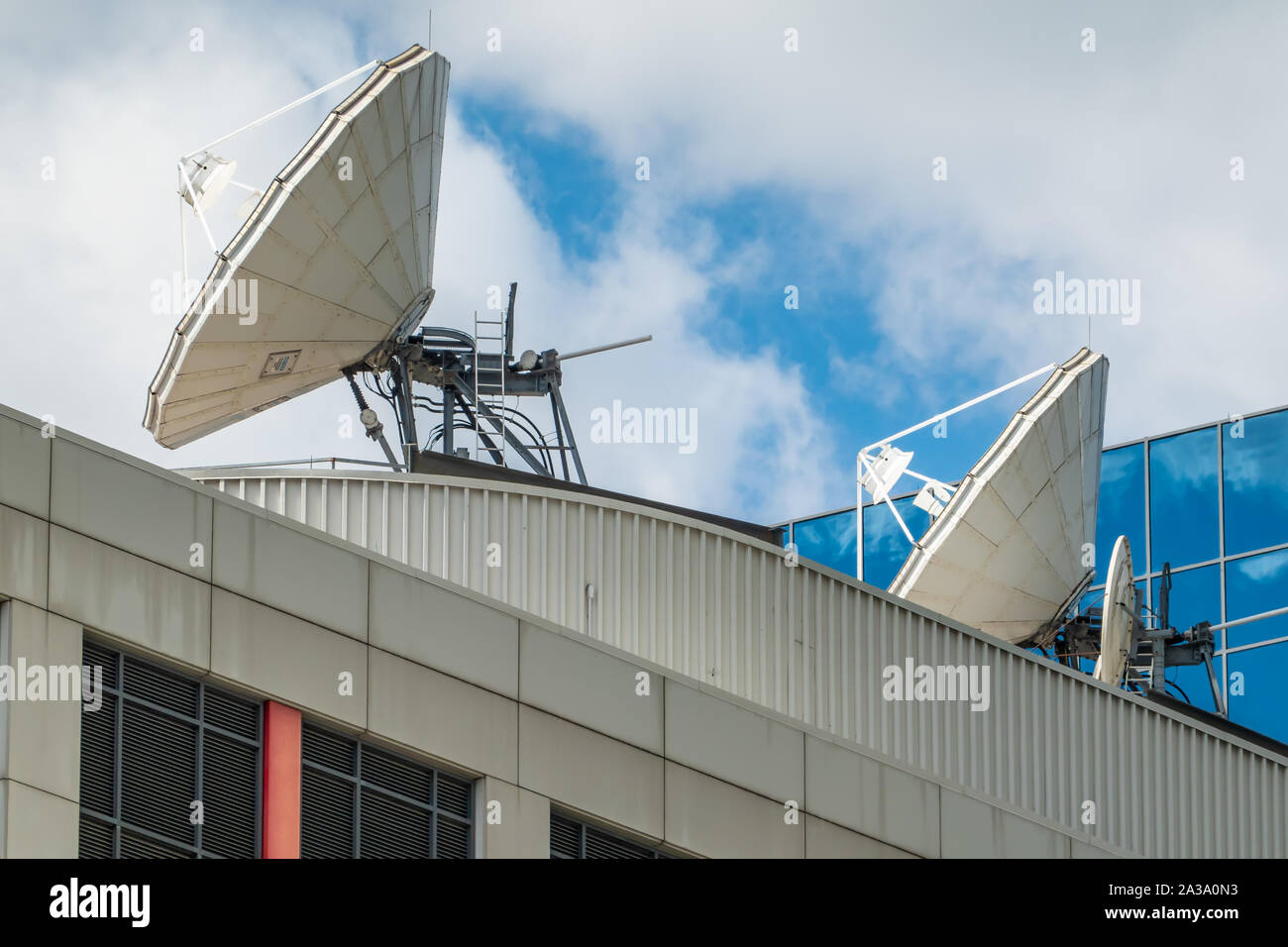 Satellitenschüsseln montiert auf einem städtischen Gebäude in der Innenstadt von Toronto in Ontario. Stockfoto
